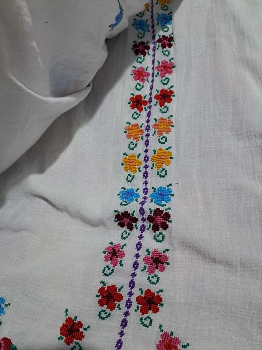 Costum popular autentic cusut manual