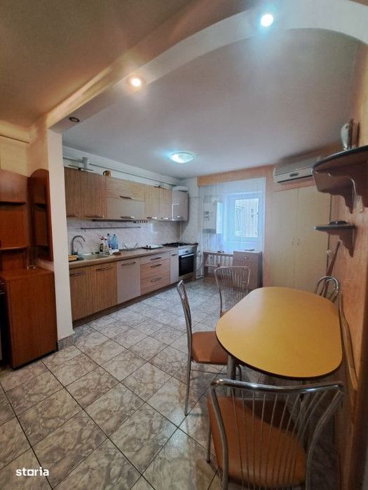 Vanzare- Apartament cu 3 camere, decomandat, etajul 6 din 8 cu lift