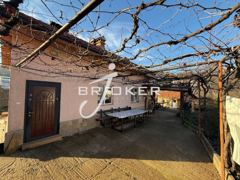 Къща в Кърджали-с.Резбарци площ 180 цена 280000