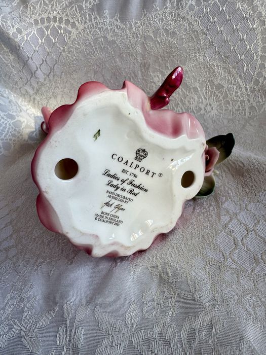 Лимитирана фигурка Coalport – Ladies of fashion, Lady in Red