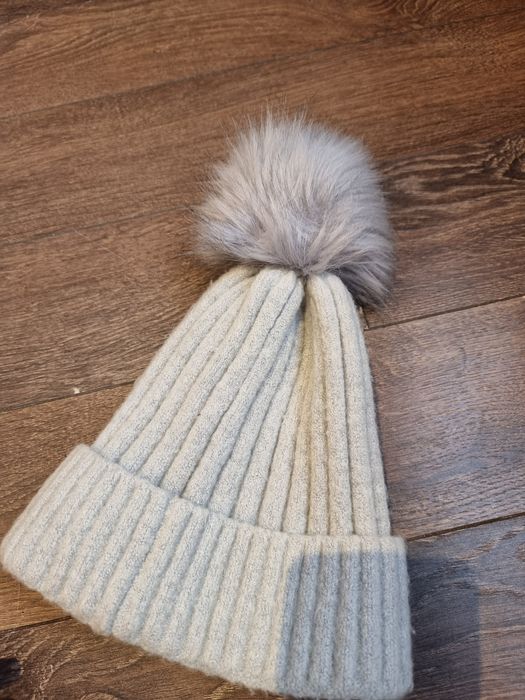 Дамска зимна шапка с бродерия