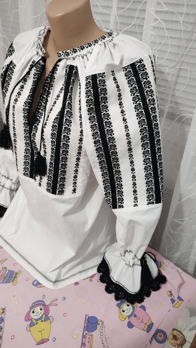 Ie tradițională cu motive florale țesute, zona Făgăraș