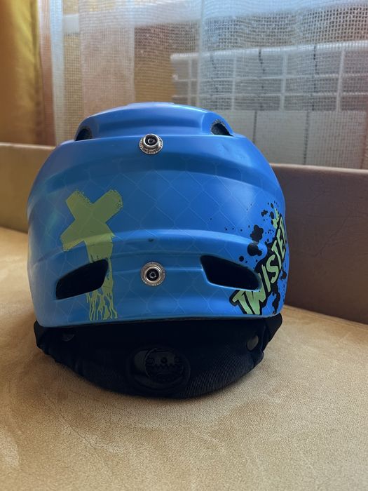 Скиорска каска синя