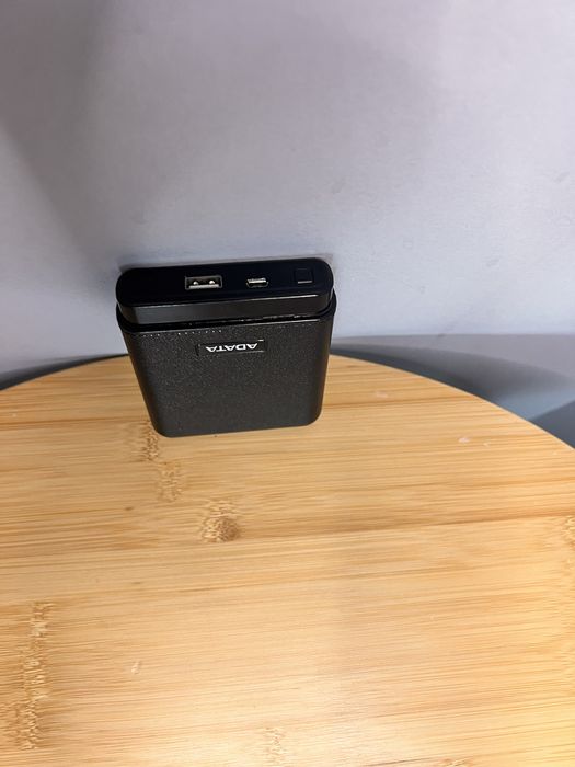 Vând powerbank Adat