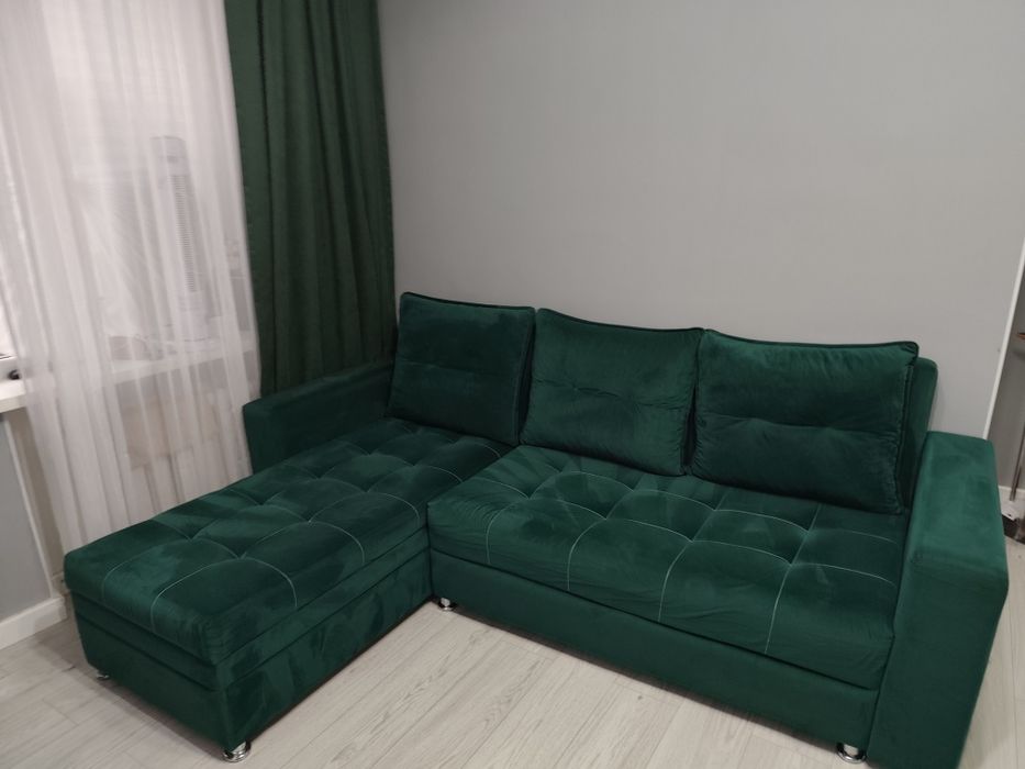 Угловой диван, темно зелёного цвета