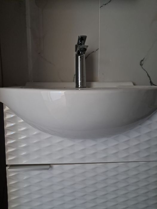 Шкаф за баня със смесител