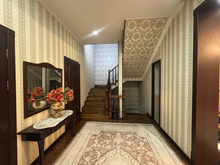 Дархан Евродом 
2 этажа + цоколь
380 м²
Участок: 4,5 сотки
Комнат: 7