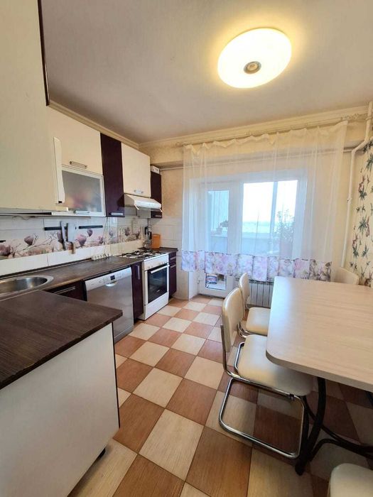 Продаётся  4 комн. квартира, район Универмаг