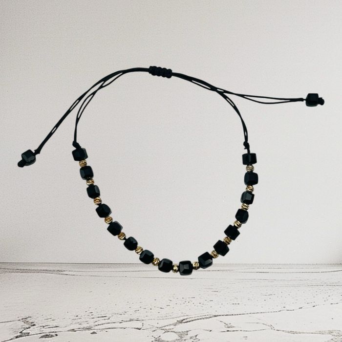 Златна гривна на конец