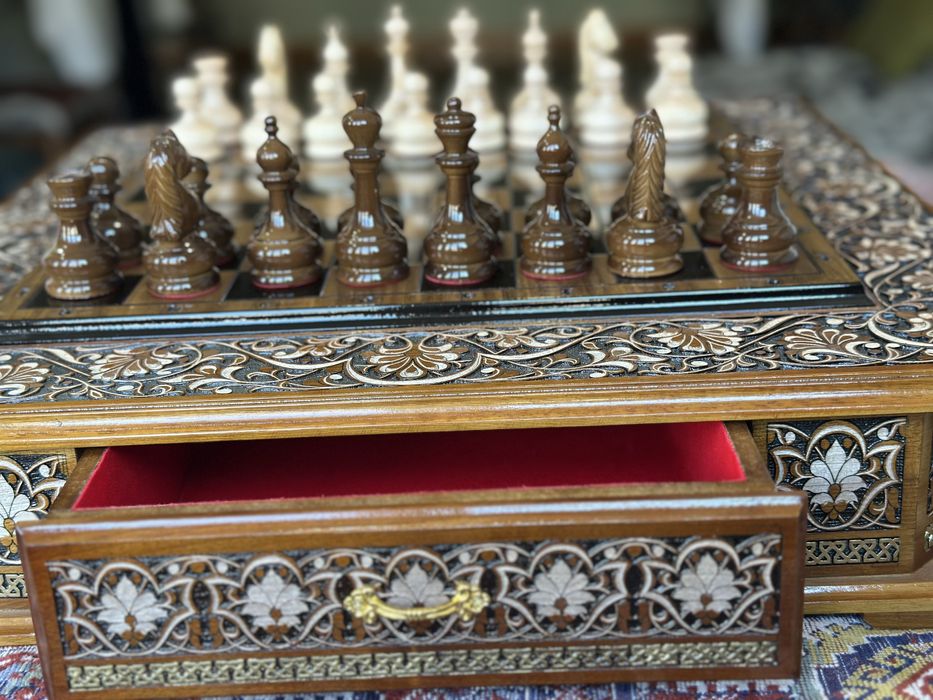 Шахматы, ручная работа. Резьба по дереву (орех). Shaxmat (55 х 55)