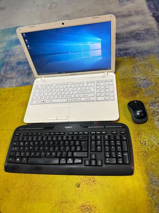 laptop Toshiba C855d, alb, ram 6 gb, cadou kit logitech