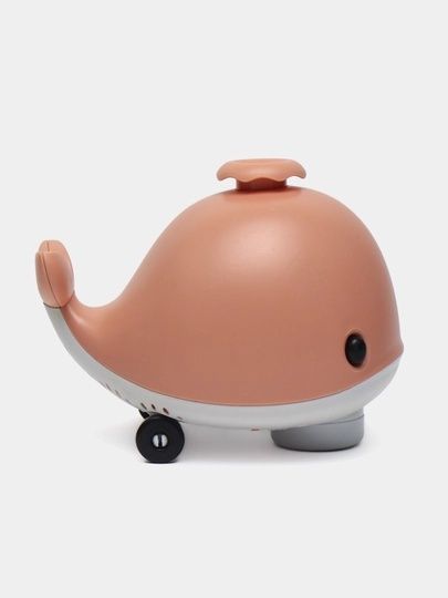 Милый  китенок с шариком в воздухе