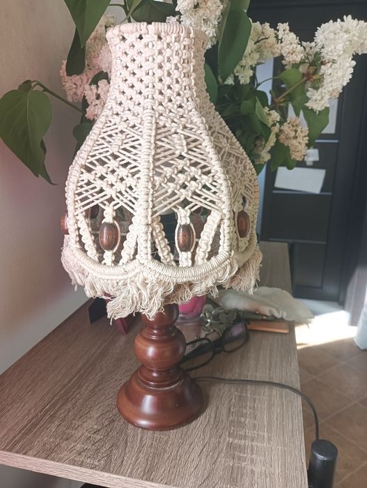 Lampă cu abajur din macrame