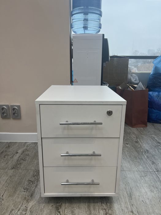 Продам тумбочку офисную