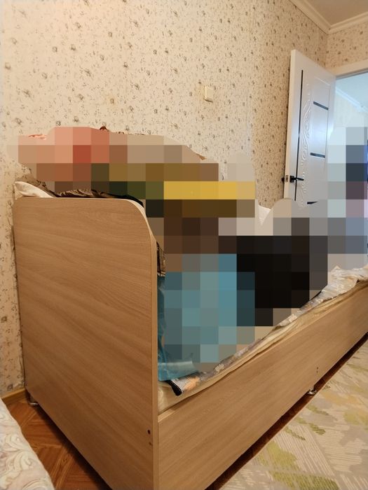 Шкаф пен кровать сатылады.