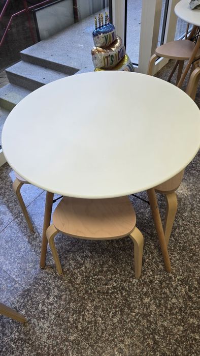 Masă albă pentru 4 persoane – 80 x 71,5 cm – 230 lei/buc