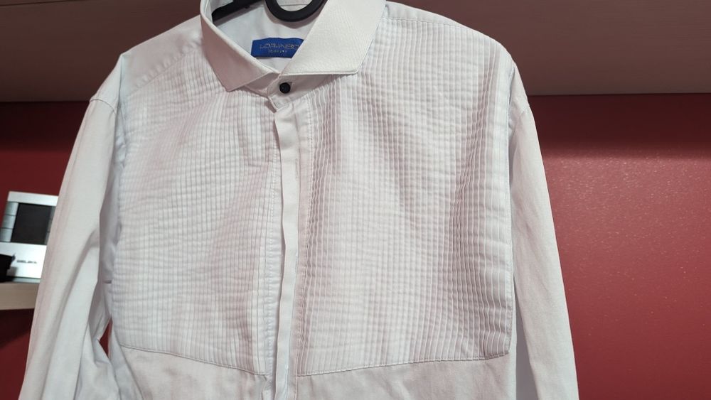 Vând cămașă albă cu chenar de vesta