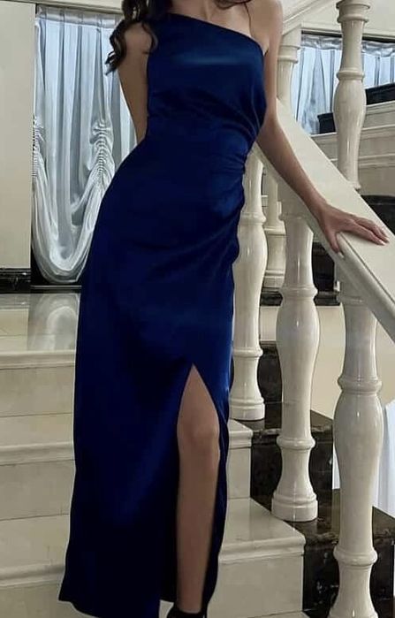 Вечернее платье, подчеркивает фигуру, подходит для мероприятий