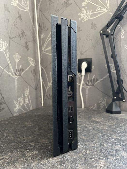 PlayStation 4 Pro 1TB / 2 Джойстика / 2 игри