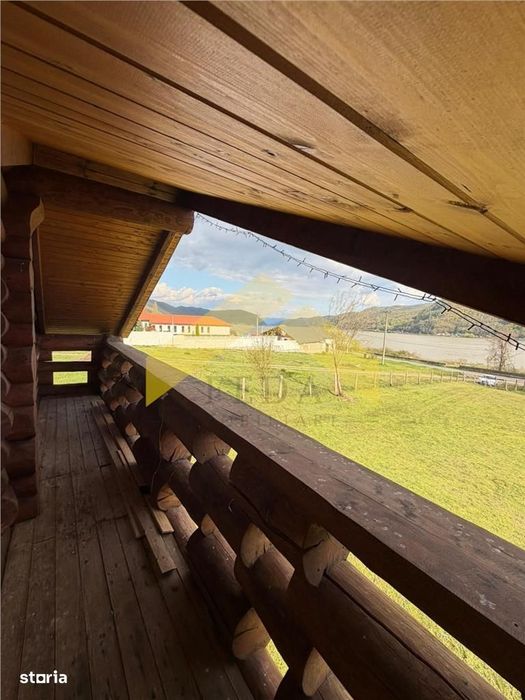 Cabana din piatra de codru si busteni pe Clisura Dunarii, Caraș-S