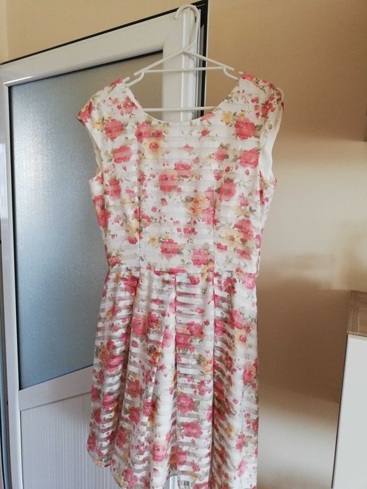 Красива дамска рокля на цветя