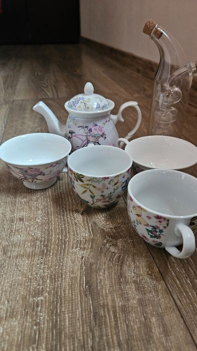 Порцеланов чайник с чашки и оливерник