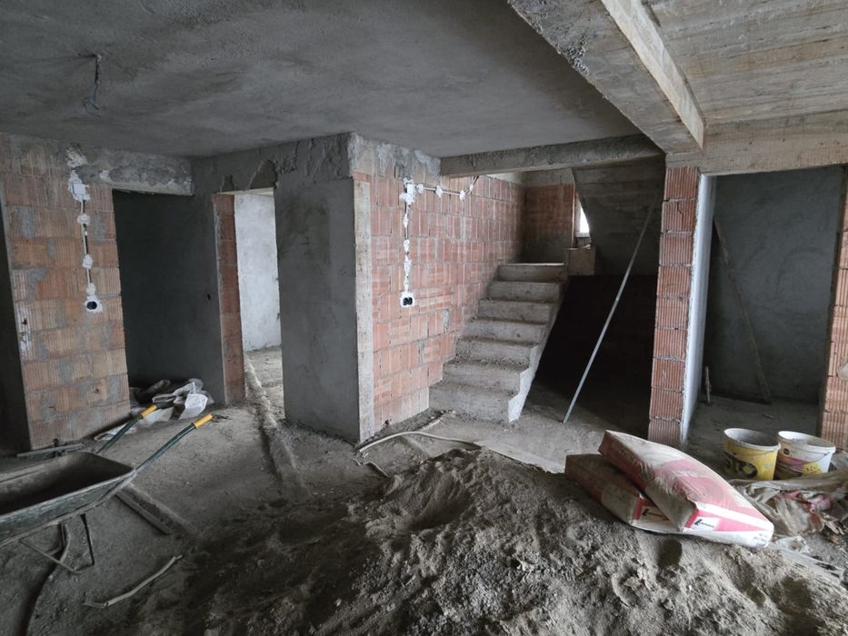 Clădire tip bloc cu apartamente si spatiu comercial