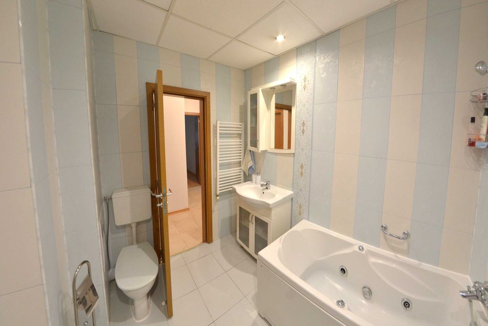 Дава се под наем Тристаен апартамент в Русе, Център - 103 кв.м за 561 € - Снимка #12