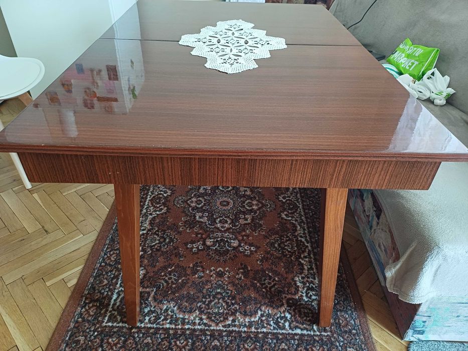 Продавам трапезна маса