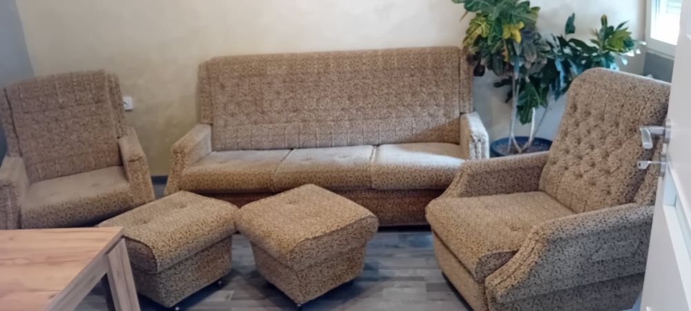 Разтегателен диван с два фотьойла и две табуретки