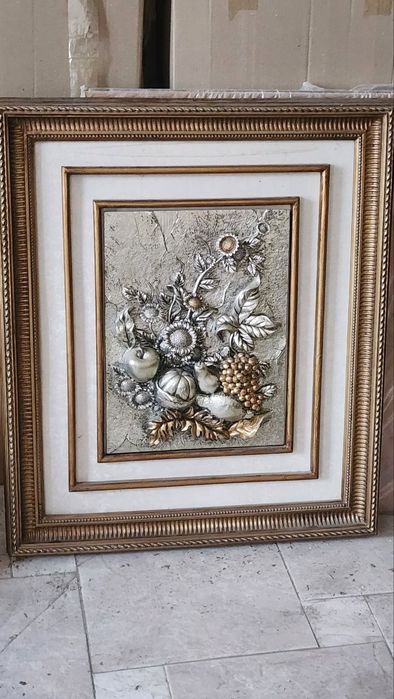 Продаётся декоративная картина-барельеф в классической раме