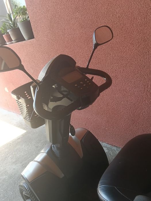 Scuter pentru oameni cu handicap și bătrâni