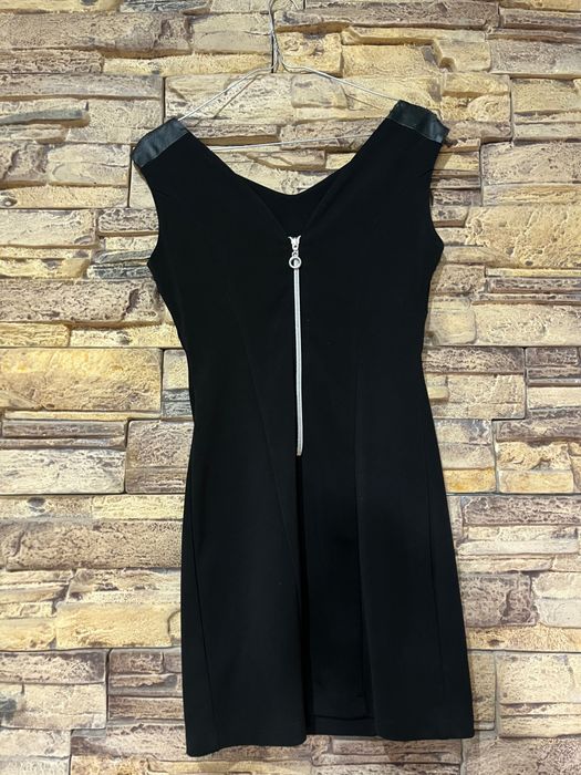 Черна рокля с камъни