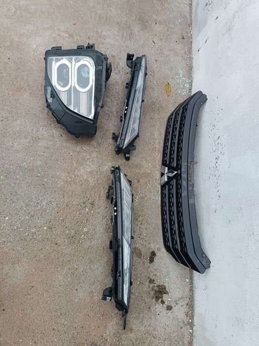 Bara fata/Grila Radiator/Aripa/Far/Lumina zi Mitsubishi Eclipse Cross