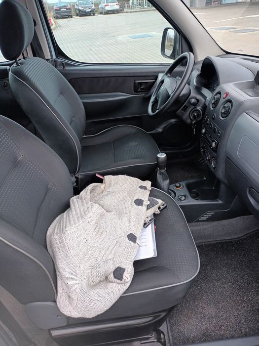 Peugeot Partner 5 locuri, benzina