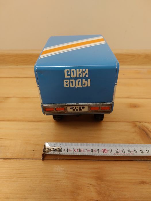 Старо метално камионче УРАЛ.