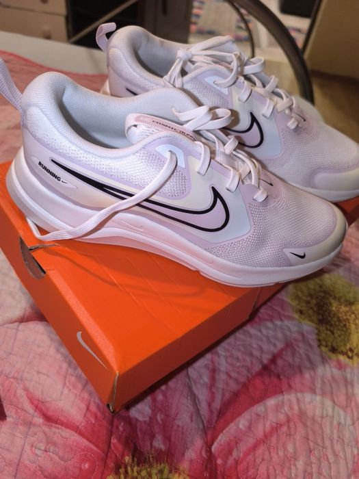 Adidași Nike noi
