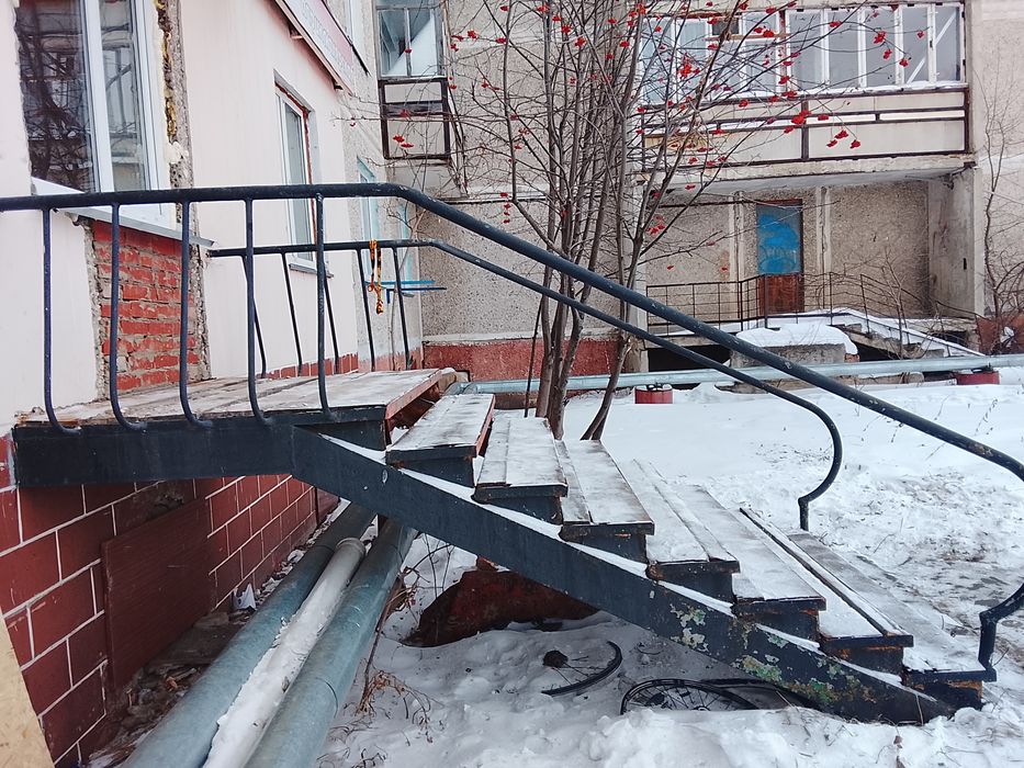 Продам Крыльцо металлическое с площадкой