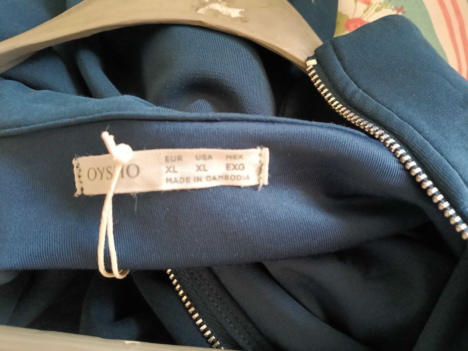 Спортен екип тъмно син с бели кантове