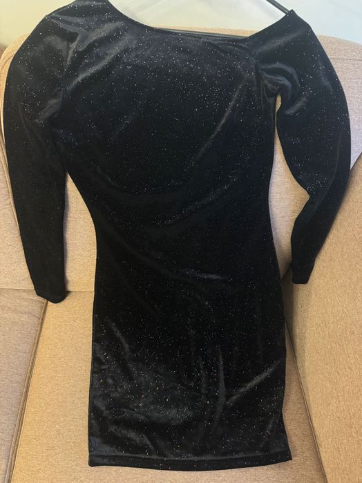 Черна рокля велур със златен блясък