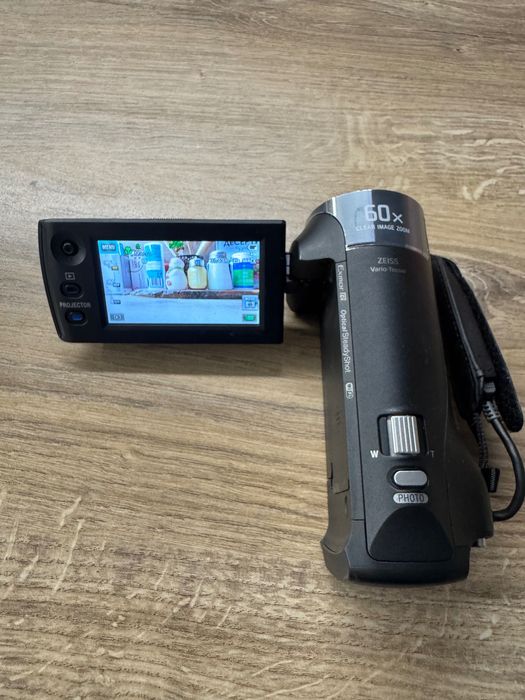 Продавам видеокамера Sony с проектор!