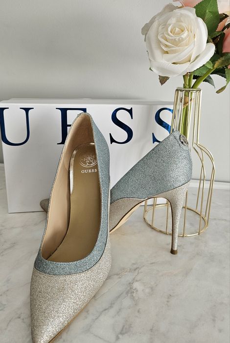 Златисти обувки "Guess"