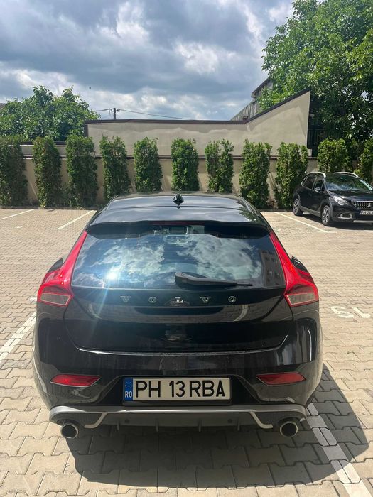 Volvo v40 R line design