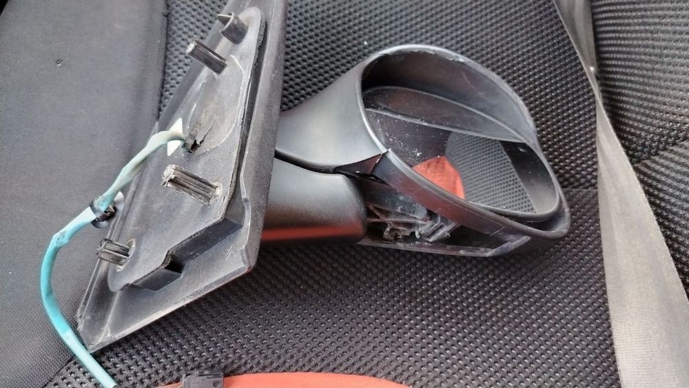 Продавам дясно огледало Citroen C2
