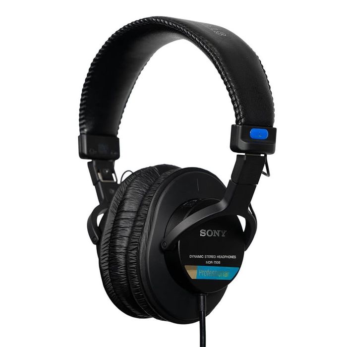 Sony MDR-7506 — проводные студийные наушники.