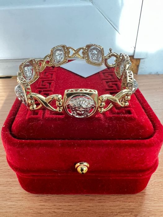 Золотой браслет Версаче