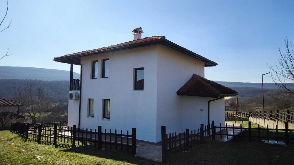 Двуетажна къща в Църква