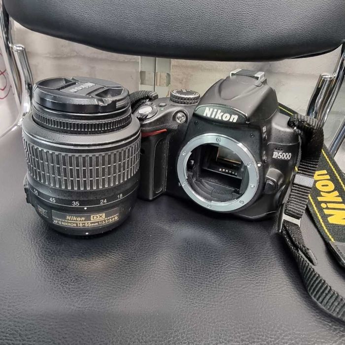 Фотоапарат Nikon D5000 с обектив Nikon AF-S DX NIKKOR 18–55mm f/3.5–5.6G VR