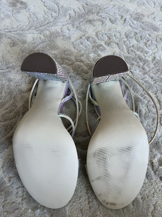 Продам босоножки