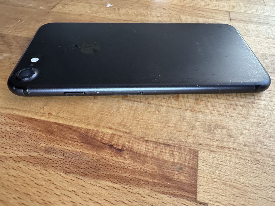Продавам IPhone 7